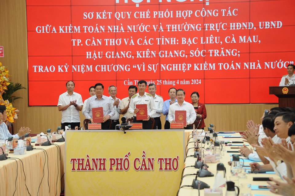 K&yacute; kết Quy chế phối hợp với Thường trực HĐND, UBND c&aacute;c tỉnh, th&agrave;nh phố