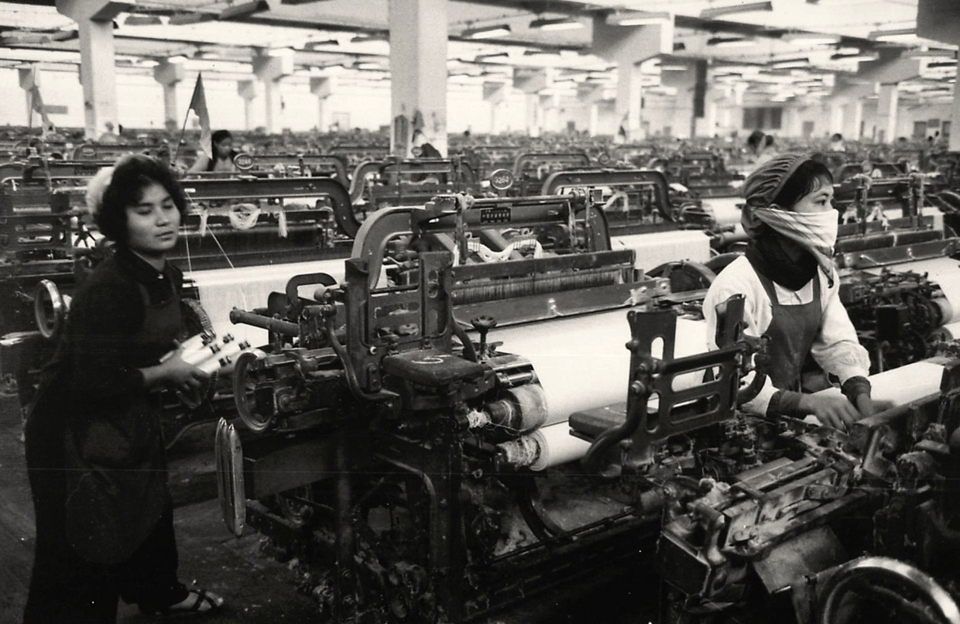 Công nhân trong Nhà máy Dệt 8/3 tại Hà Nội năm 1967. Ảnh: Tư liệu