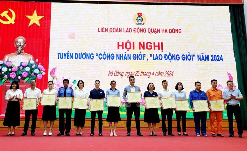 Hà Đông có 1.120 công nhân, lao động giỏi được khen thưởng năm 2024 - Ảnh 1