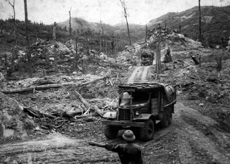 Đoàn xe vận chuyển bộ đội, vũ khí trên đường Trường Sơn trong kháng chiến chống Mỹ. Ảnh Tư liệu