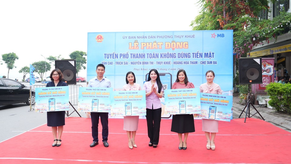 Ph&oacute; Chủ tịch UBND quận T&acirc;y Hồ&nbsp;B&ugrave;i Thị Lan Phương trao biển đăng k&yacute; thực hiện m&ocirc; h&igrave;nh thanh to&aacute;n kh&ocirc;ng d&ugrave;ng tiền mặt cho c&aacute;c trường tr&ecirc;n địa b&agrave;n phường Thuỵ Khu&ecirc;.