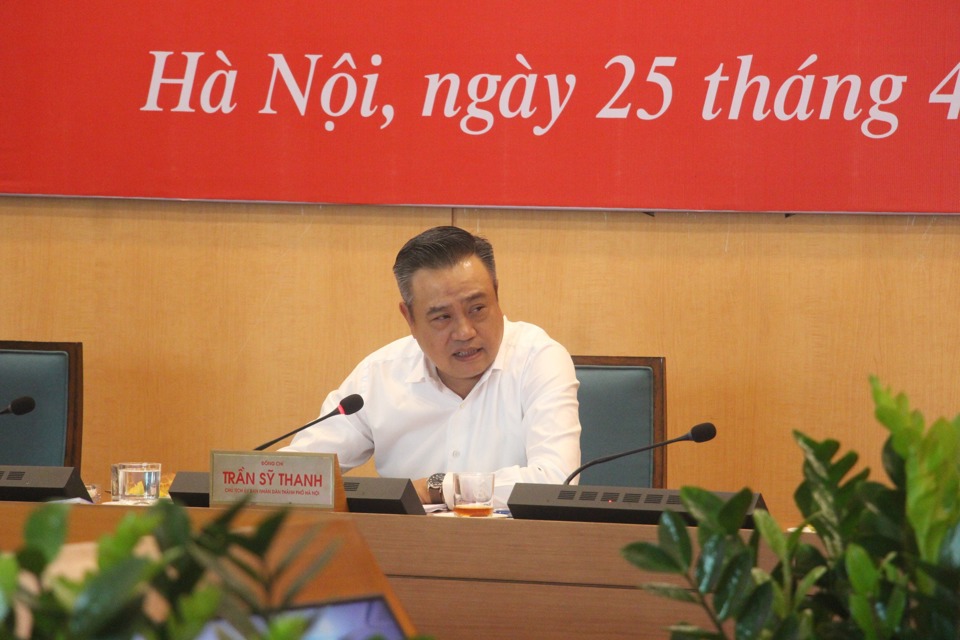 Chủ tịch UBND TP Hagrave; Nội Trần Sỹ Thanh kết luận phiecirc;n họp.