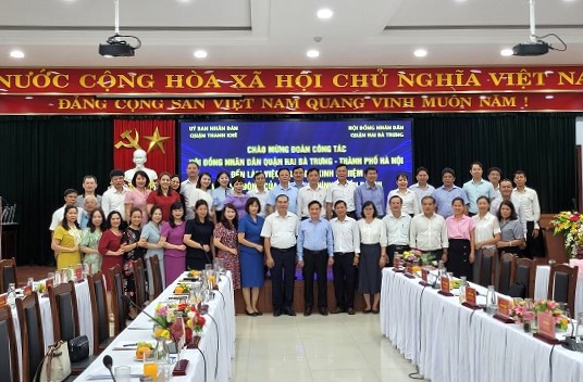 Đo&agrave;n c&ocirc;ng t&aacute;c Quận Hai B&agrave; Trưng chụp ảnh lưu niệm với l&atilde;nh đạo&nbsp;quận Thanh Kh&ecirc;