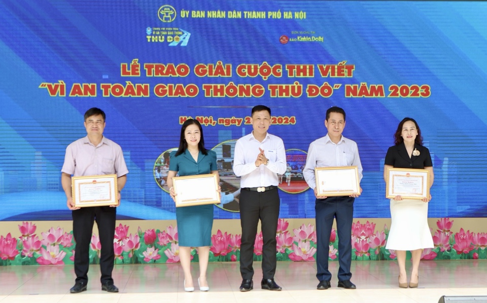 Trưởng Ban tổ chức Chương tr&igrave;nh truyền th&ocirc;ng &ldquo;V&igrave; an to&agrave;n giao th&ocirc;ng Thủ đ&ocirc;&rdquo; năm 2023 trao Bằng khen của UBND TP H&agrave; Nội cho c&aacute;c tập thể c&oacute; th&agrave;nh t&iacute;ch xuất sắc.