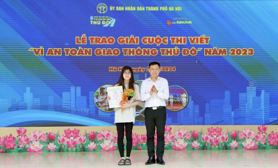 Tổng Biecirc;n tập Baacute;o Kinh tế amp; Đocirc; thị Nguyễn Thagrave;nh Lợi trao giải Nhất cho thiacute; sinh đạt giải Cuộc thi viết 