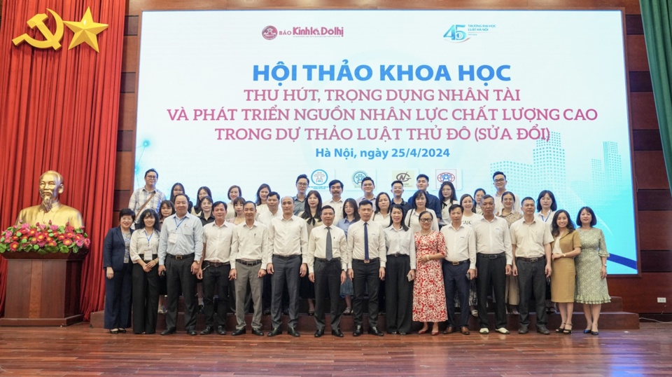 C&aacute;c đại biểu chụp ảnh tại hội thảo