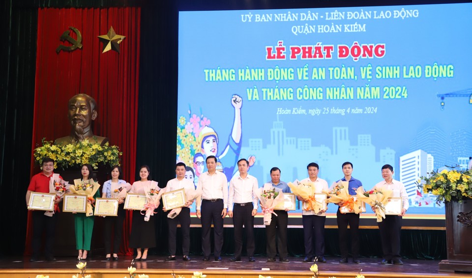 Ph&oacute; Gi&aacute;m đốc Sở LĐ&amp;TBXH TP H&agrave; Nội Nguyễn Hồng D&acirc;n v&agrave; Ph&oacute; B&iacute; thư Thường trực Quận uỷ Ho&agrave;n Kiếm Nguyễn Quốc Kh&aacute;nh khen thưởng 9 tập thể c&oacute; th&agrave;nh t&iacute;ch xuất sắc trong c&ocirc;ng t&aacute;c an to&agrave;n, vệ sinh lao động năm 2023