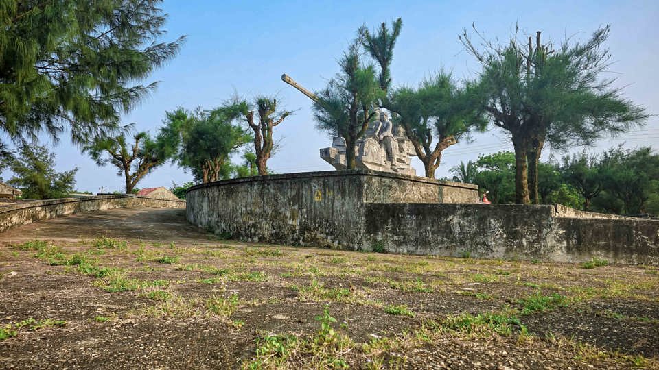 Trưởng ph&ograve;ng Văn ho&aacute; - Th&ocirc;ng tin huyện Lệ Thuỷ Dương Văn B&igrave;nh cho biết, tr&ecirc;n địa b&agrave;n huyện c&oacute; 21 di t&iacute;ch lịch sử cấp tỉnh v&agrave; cấp Quốc gia, hằng năm, đơn vị thường xuy&ecirc;n tổ chức r&agrave; so&aacute;t, kiểm tra hiện trạng c&aacute;c di t&iacute;ch. Việc tượng đ&agrave;i nữ ph&aacute;o binh Ngư Thuỷ hư hỏng, xuống cấp, đơn vị đ&atilde; nắm được v&agrave; x&aacute;c định sẽ đưa v&agrave;o danh mục tr&ugrave;ng tu, t&ocirc;n tạo trong thời gian sắp tới.