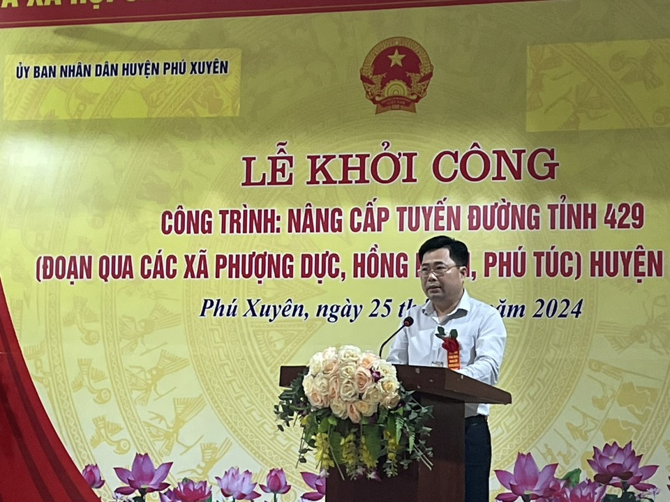 Ph&oacute; Chủ tịch UBND huyện Ph&uacute; Xuy&ecirc;n Nguyễn Mạnh Huy ph&aacute;t biểu tại lễ khởi c&ocirc;ng dự &aacute;n