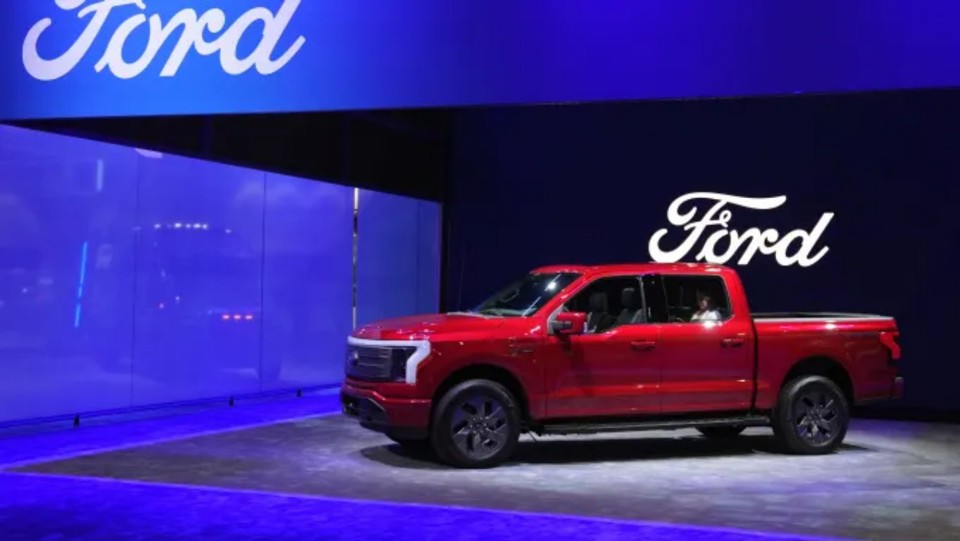 Ford tr&igrave;nh l&agrave;ng mẫu xe b&aacute;n tải động cơ điện F-150 Lightning mới trong triển l&atilde;m &ocirc; t&ocirc; tại Los Angeles hồi th&aacute;ng 11. Ảnh: Ford