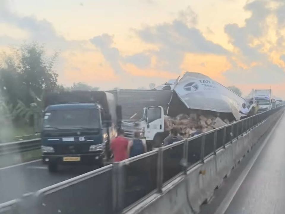 Hiện trường vụ tai nạn&nbsp;tr&ecirc;n cao tốc Trương Lương - Mỹ Thuận