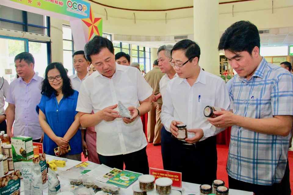 Đại diện Sở NN&amp;PTNT H&agrave; Nội tham quan gian h&agrave;ng trưng b&agrave;y, giới thiệu sản phẩm OCOP tại một sự kiện tổ chức giữa th&aacute;ng 4/2024. Ảnh: L&acirc;m Nguyễn