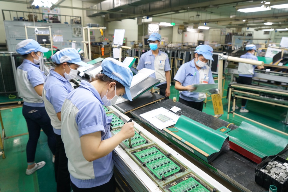 Doanh nghiệp sản xuất thiết bị điện tử tại Khu cocirc;ng nghiệp Quang Minh, Hagrave; Nội. Ảnh: Phạm Hugrave;ng