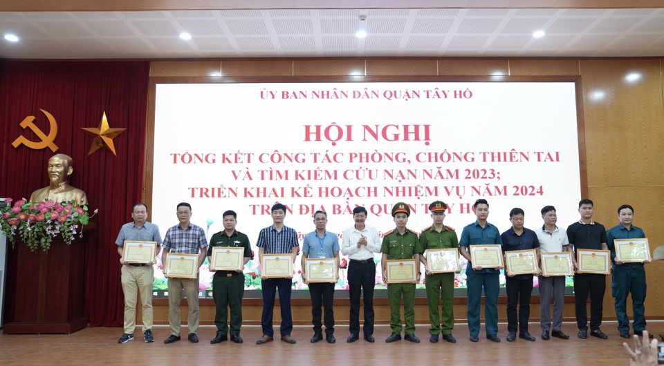 Ph&oacute; Chi cục trưởng Chi cục Thuỷ lợi v&agrave; PCCTT, Sở NN&amp;PTNT&nbsp;Phạm Quang Đ&ocirc;ng trao khen thưởng cho c&aacute;c c&aacute; nh&acirc;n c&oacute; th&agrave;nh t&iacute;ch xuất sắc trong c&ocirc;ng t&aacute;c ph&ograve;ng chống thi&ecirc;n tai, t&igrave;m kiếm cứu nạn năm 2023..