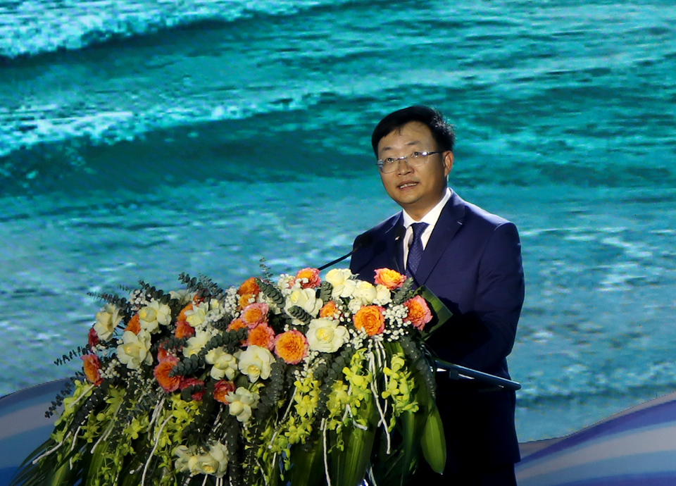 Chủ tịch UBND thị x&atilde; Nghi Sơn Nguyễn Thế Anh ph&aacute;t biểu khai mạc lễ hội du lịch biển năm 2024.