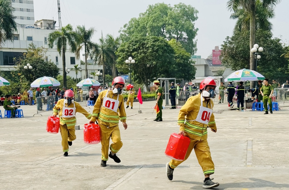 Rèn kỹ năng, nghiệp vụ chữa cháy và cứu nạn, cứu hộ tại quận Thanh Xuân - Ảnh 2