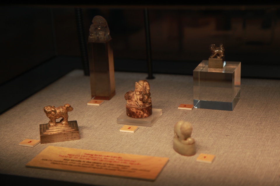 Một số cổ vật bằng vagrave;ng trưng bagrave;y tại Bảo tagrave;ng Lịch sử Việt Nam. Ảnh: Cocirc;ng Hugrave;ng