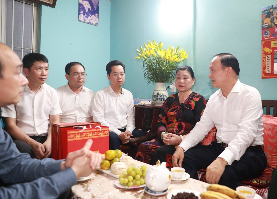 Chủ tịch HĐND TP Nguyễn Ngọc Tuấn tr&ograve; chuyện với con g&aacute;i liệt sĩ Đỗ Văn Lẩn