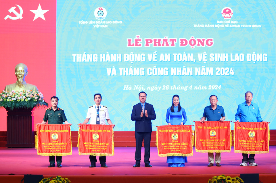 Chủ tịch Tổng Li&ecirc;n đo&agrave;n Lao động Việt Nam Nguyễn Đ&igrave;nh Khang trao tặng Cờ thi đua cho 5 tập thể.