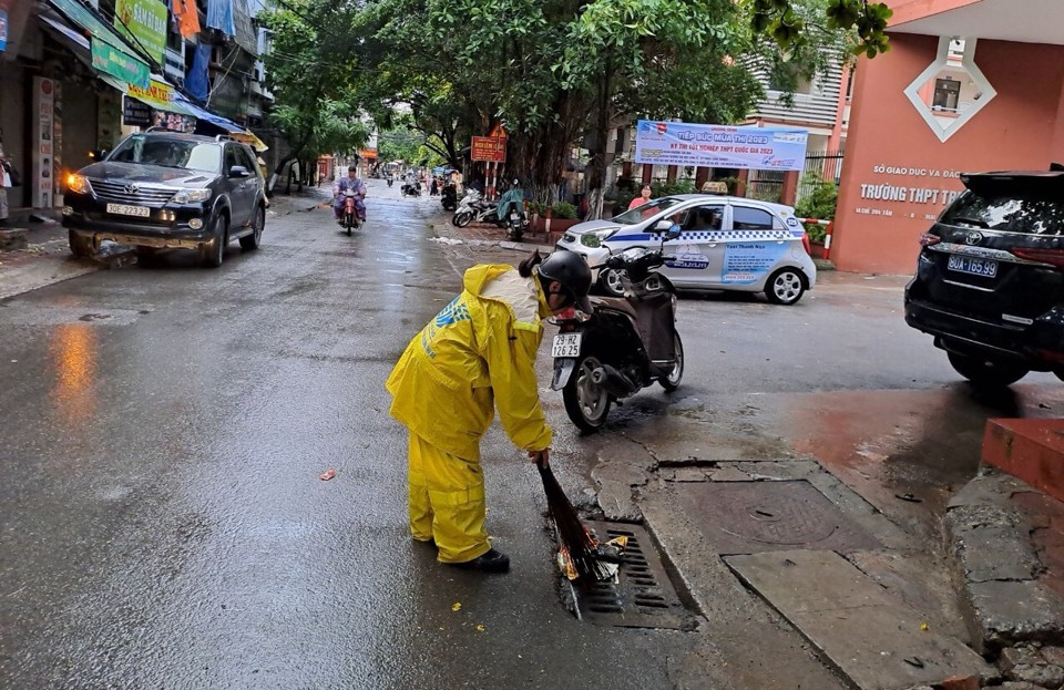 C&ocirc;ng nh&acirc;n tho&aacute;t nước tăng cường&nbsp;kiểm tra nạo v&eacute;t, vệ sinh c&aacute;c miệng xả, hậu cống, ga h&agrave;m ếch, ga thu để tăng cường khả năng ti&ecirc;u tho&aacute;t nước.