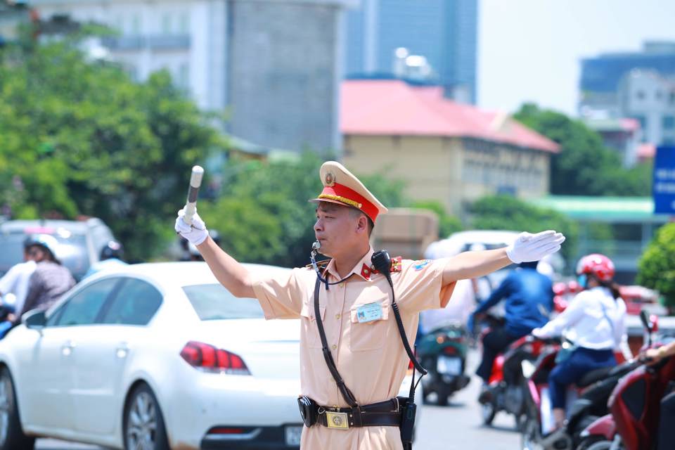 Cảnh sát giao thông làm nhiệm vụ tại nút giao cầu Chương Dương. Ảnh: Phạm Hùng