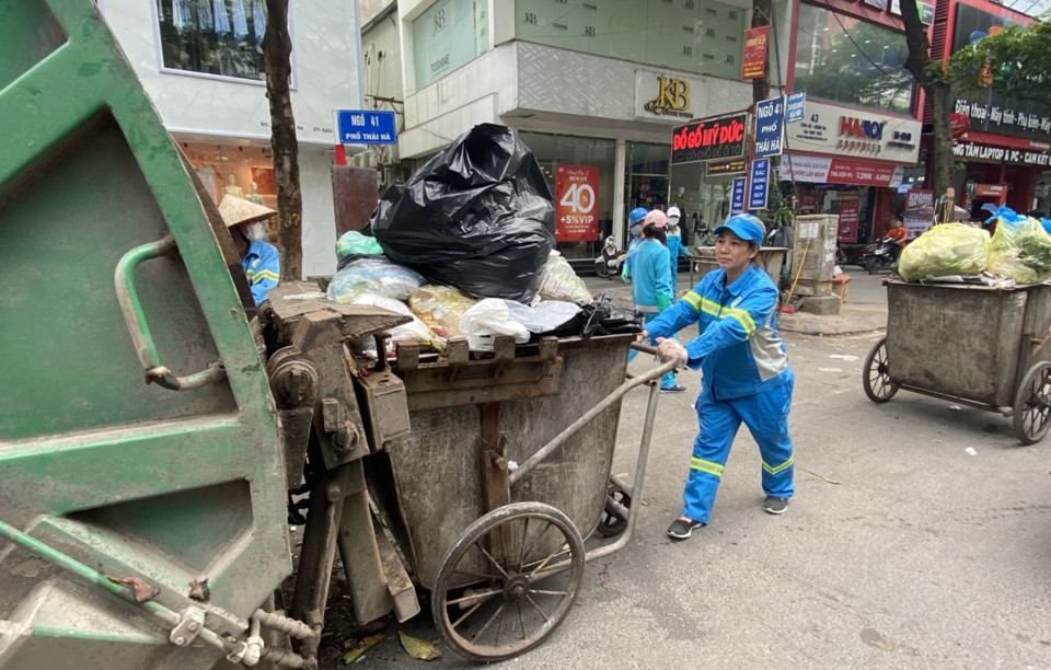 C&ocirc;ng nh&acirc;n vệ sinh m&ocirc;i trường tăng cường c&ocirc;ng t&aacute;c duy tr&igrave; vệ sinh m&ocirc;i trường trong dịp nghỉ Lễ 30/4 - 1/5.