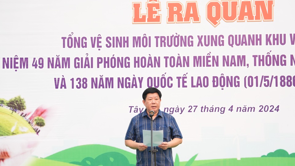 Ph&oacute; Chủ tịch UBND quận T&acirc;y Hồ Nguyễn Thanh Tịnh ph&aacute;t động lễ ra qu&acirc;n.