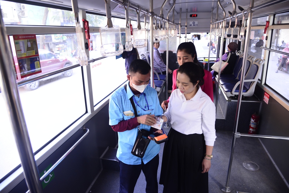 Hành khách sử dụng thẻ vé xe buýt điện tử tại Bến xe Kim Mã. Ảnh: Công Hùng