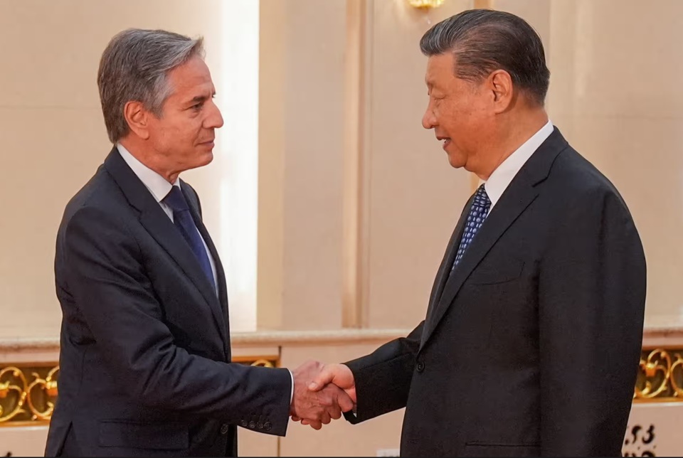 Ngoại trưởng Mỹ Antony Blinken v&agrave; Chủ tịch Trung Quốc Tập Cận B&igrave;nh bắt tay tại Đại lễ đường Nh&acirc;n d&acirc;n ở Bắc Kinh. Ảnh: AP