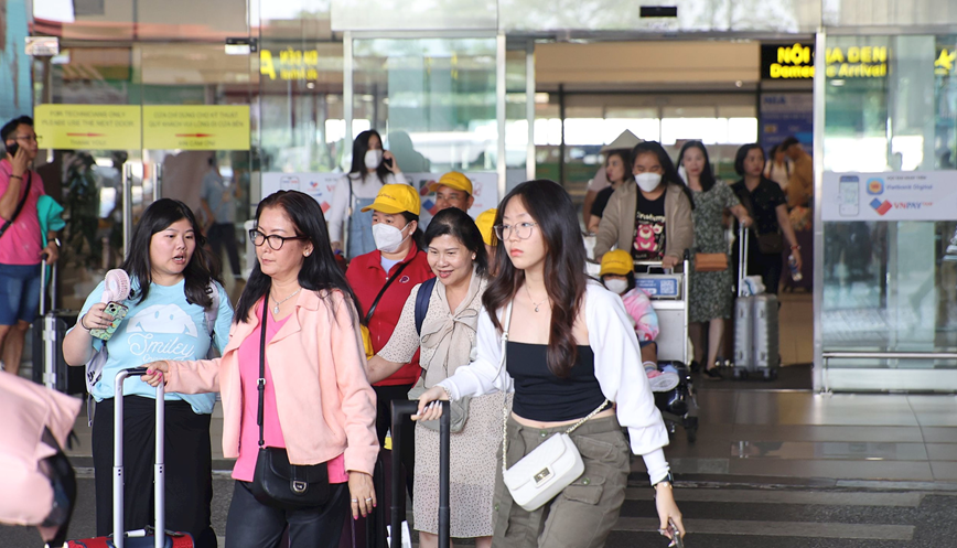 Sân bay Nội Bài, Tân Sơn Nhất đón hơn 209.600 khách ngày đầu nghỉ lễ 30/4
