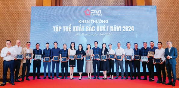 Bảo hiểm PVI trao khen thưởng cho c&aacute;c tập thể đạt th&agrave;nh t&iacute;ch xuất sắc.