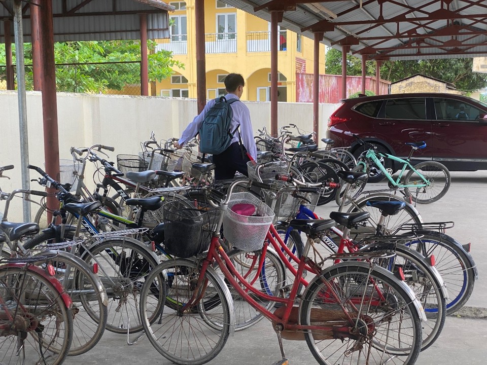 Phần lớn c&aacute;c em học sinh tại trường THCS Quyết Tiến sử dụng xe đạp để đến trường