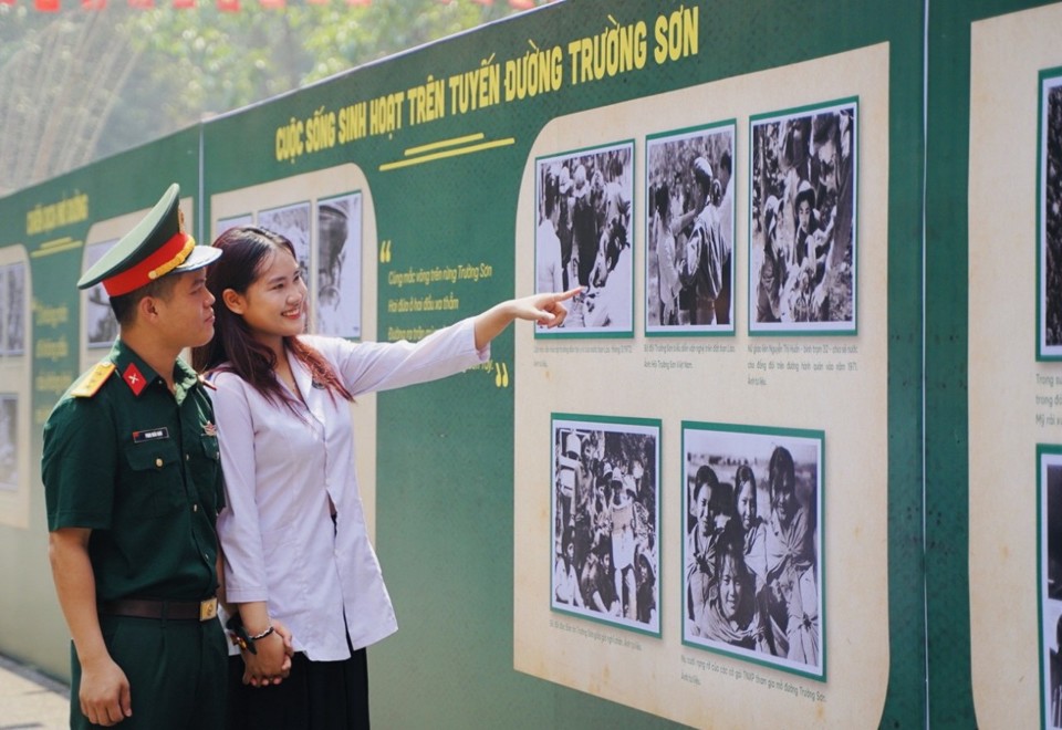 Kỷ niệm 65 năm Ng&agrave;y mở đường Trường Sơn - đường Hồ Ch&iacute; Minh (19/5/1959-19/5/2024) với rất nhiều h&igrave;nh ảnh, tư liệu trưng b&agrave;y&nbsp; tại đ&acirc;y nhằm mang đến cho du kh&aacute;ch những c&aacute;i nh&igrave;n ch&acirc;n thực nhất về &ldquo;tuyến lửa&rdquo;&nbsp; đường Trường Sơn trong đ&oacute; c&oacute; Ng&atilde; ba Đồng Lộc huyền thoại