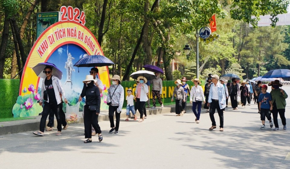 H&agrave;nh hương về tưởng niệm, tri &acirc;n c&aacute;c anh h&ugrave;ng liệt sĩ nơi Ng&atilde; ba Đồng Lộc l&agrave; hoạt động c&oacute; &yacute; nghĩa thiết thực, thể hiện truyền thống&nbsp; tốt đẹp "uống nước nhớ nguồn" của d&acirc;n tộc Việt Nam v&agrave; bạn b&egrave; y&ecirc;u chuộng h&ograve;a b&igrave;nh tr&ecirc;n thế giới