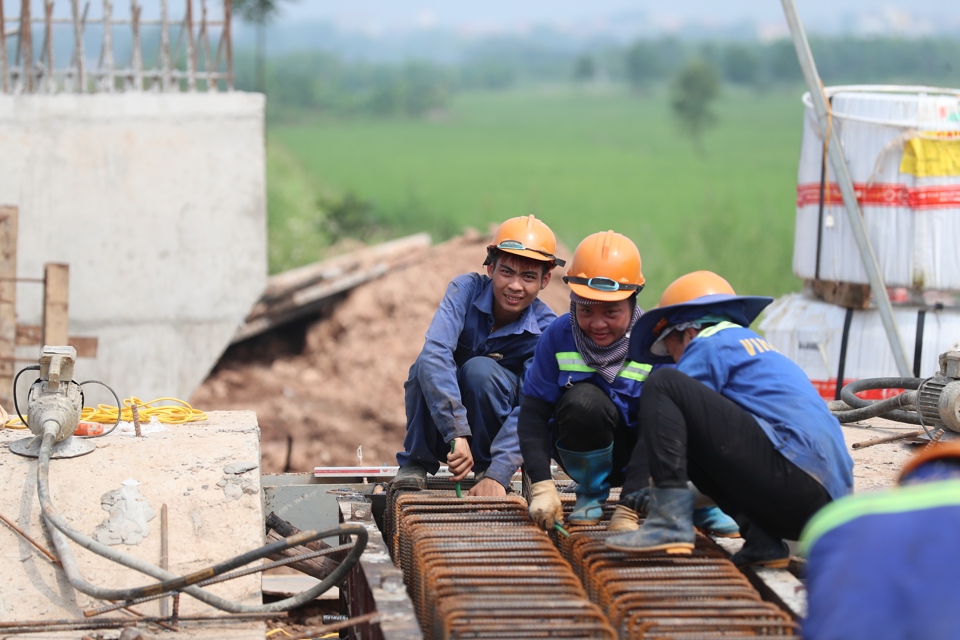 C&ocirc;ng nh&acirc;n hăng say l&agrave;m việc trong những ng&agrave;y nghỉ lễ.