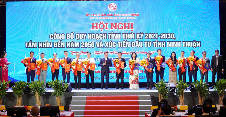 Ninh Thuận trao bi&ecirc;n bản ghi nhớ cho c&aacute;c nh&agrave; đầu tư, doanh nghiệp. (Ảnh: Trung Nh&acirc;n)