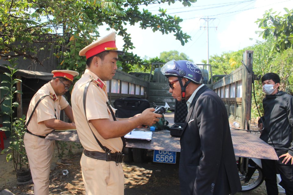 Du kh&aacute;ch đang đi du lịch vẫn&nbsp; được kiểm tra vi phạm nồng độ cồn. Ảnh: Thanh Huy.