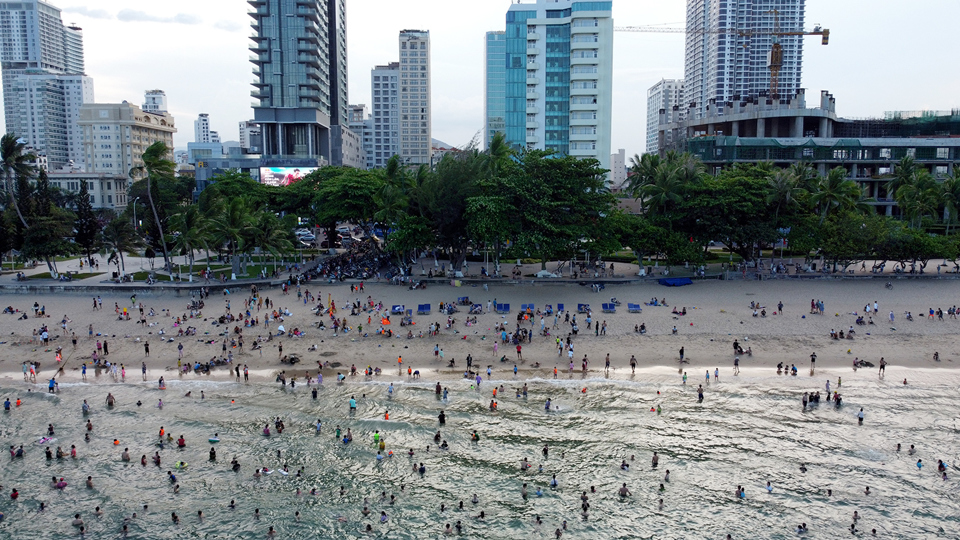 Du kh&aacute;ch tắm biển tại khu vực gần quảng trường 2 th&aacute;ng 4, TP Nha Trang. (Ảnh: Trung Nh&acirc;n)