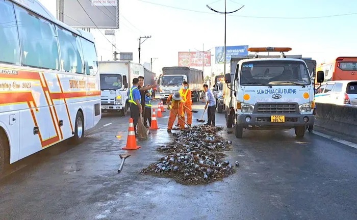 Gần trăm k&eacute;t bia rơi v&atilde;i tr&ecirc;n đường dẫn cao tốc &nbsp;