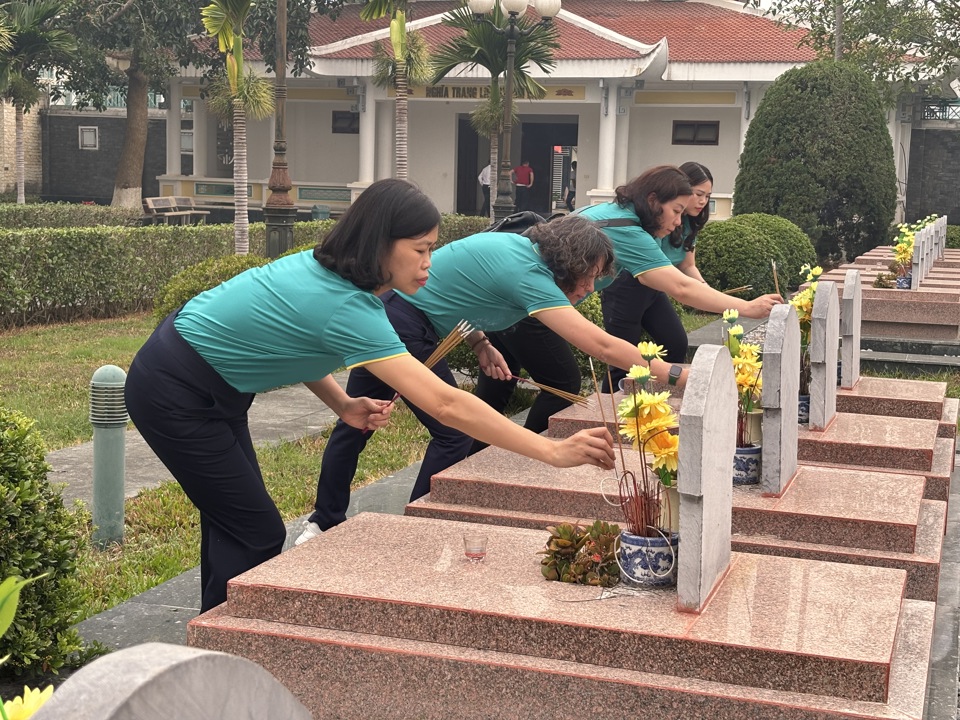 Người dân cả nước xúc động, tự hào khi đến mảnh đất Điện Biên anh hùng - Ảnh 1