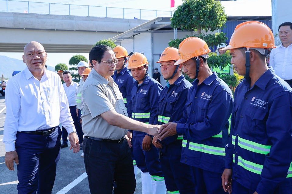 Thủ tướng Ch&iacute;nh phủ Phạm Minh Ch&iacute;nh đ&atilde; thăm v&agrave; tặng qu&agrave; c&ocirc;ng nh&acirc;n thi c&ocirc;ng tại trạm dừng nghỉ tạm tr&ecirc;n cao tốc Cam L&acirc;m - Vĩnh Hảo. (Ảnh: Trung Nh&acirc;n)