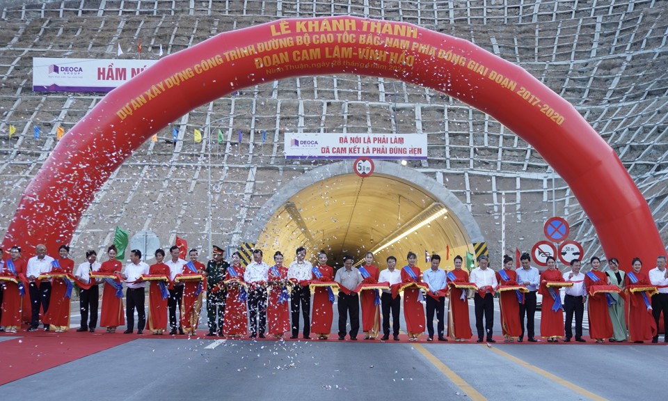 Thủ tướng Phạm Minh Ch&iacute;nh cắt băng kh&aacute;nh th&agrave;nh cao tốc Cam L&acirc;m - Vĩnh Hảo. (Ảnh: Trung Nh&acirc;n)