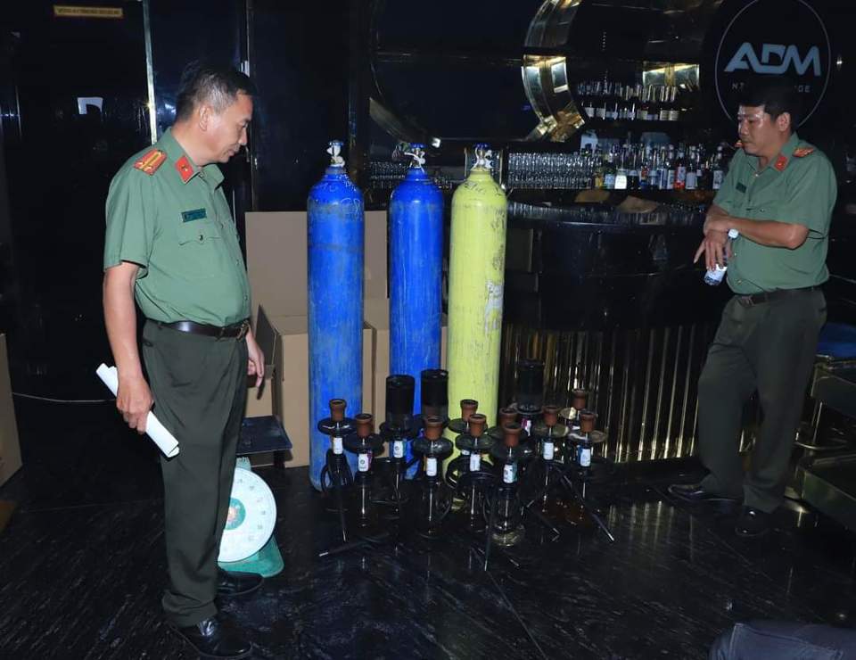 Một góc chứa các bình khí phục vụ cho giới trẻ trong quán bar.