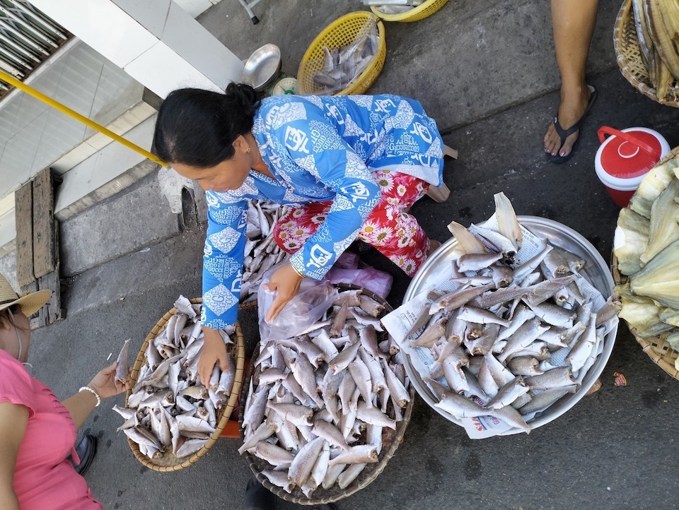 Chị X&ocirc;i - một người chuy&ecirc;n b&aacute;n c&aacute; đ&ugrave; một nắng tại chợ Cần Giờ chia sẻ: &ldquo;B&igrave;nh thường mỗi ng&agrave;y t&ocirc;i b&aacute;n khoảng 60 - 70 kg c&aacute; đ&ugrave;, nhưng h&ocirc;m nay vừa l&agrave; ng&agrave;y cuối tuần, vừa l&agrave; ng&agrave;y nghỉ lễ nhưng vắng kh&aacute;ch qu&aacute;, c&oacute; khi b&aacute;n kh&ocirc;ng bằng ng&agrave;y thường&hellip;&rdquo;. Ảnh: Việt H&ugrave;ng&nbsp;