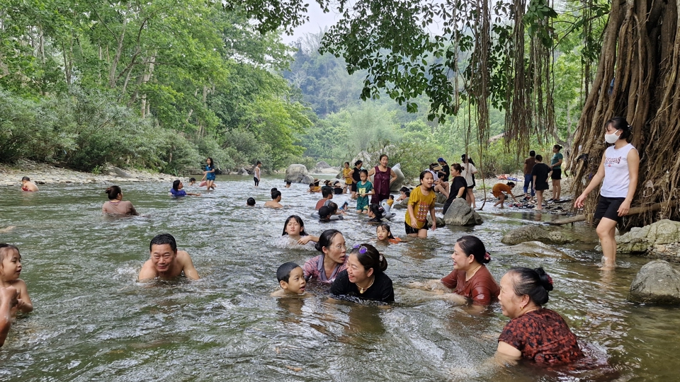 Nhiều người ng&acirc;m m&igrave;nh h&agrave;ng giờ đồng hồ trong nước v&igrave; nắng n&oacute;ng qu&aacute; gay gắt, g&acirc;y cảm gi&aacute;c bỏng r&aacute;t da thịt.