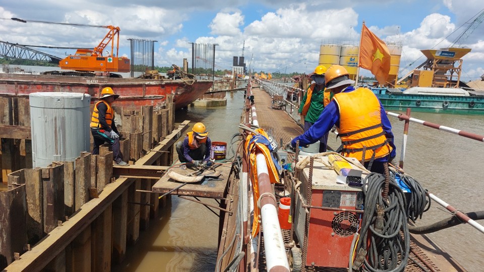 C&aacute;c kỹ sư, c&ocirc;ng nh&acirc;n chia th&agrave;nh 3 ca, 4 k&iacute;p miệt m&agrave;i tr&ecirc;n c&ocirc;ng trường x&acirc;y dự cầu Đại Ng&atilde;i 2.&nbsp;