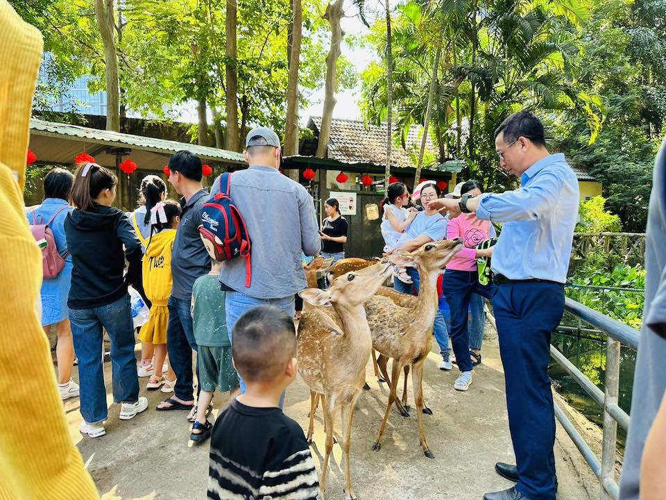 H&agrave;ng ngh&igrave;n người d&acirc;n đ&atilde; đổ về Thảo Cầm Vi&ecirc;n để tr&aacute;nh n&oacute;ng, vui chơi. C&aacute;c lối đi, khu vực chuồng th&uacute;, khu tr&ograve; chơi... chật k&iacute;n người. Ảnh: Huy Chương