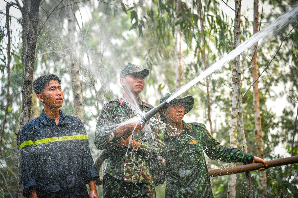 Chủ tịch UBND tỉnh Ki&ecirc;n Giang y&ecirc;u cầu, c&aacute;c Sở, ng&agrave;nh, đơn vị chức năng tăng cường c&ocirc;ng t&aacute;c ứng trực v&agrave; thực hiện biện ph&aacute;p cấp b&aacute;ch ph&ograve;ng ch&aacute;y, chữa ch&aacute;y theo chỉ đạo của tỉnh, kh&ocirc;ng chủ quan, lơ l&agrave;, mất cảnh gi&aacute;c, nhất l&agrave; trong dịp nghỉ lễ 30/4 - 1/5.