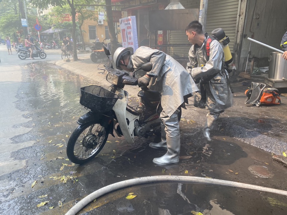 Hà Nội: cháy dãy ki ốt trên đường Phạm Văn Đồng - Ảnh 2