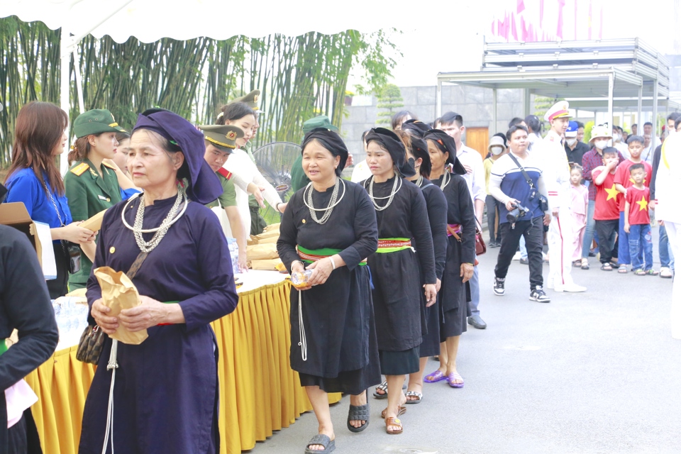 Trong dịp n&agrave;y, c&aacute;n bộ, nh&acirc;n vi&ecirc;n, chiến sĩ ban quản l&yacute; Lăng Chủ tịch Hồ Ch&iacute; Minh đ&atilde; tận t&igrave;nh, chu đ&aacute;o đ&oacute;n tiếp đồng b&agrave;o, kh&aacute;ch quốc tế v&agrave;o Lăng viếng B&aacute;c.